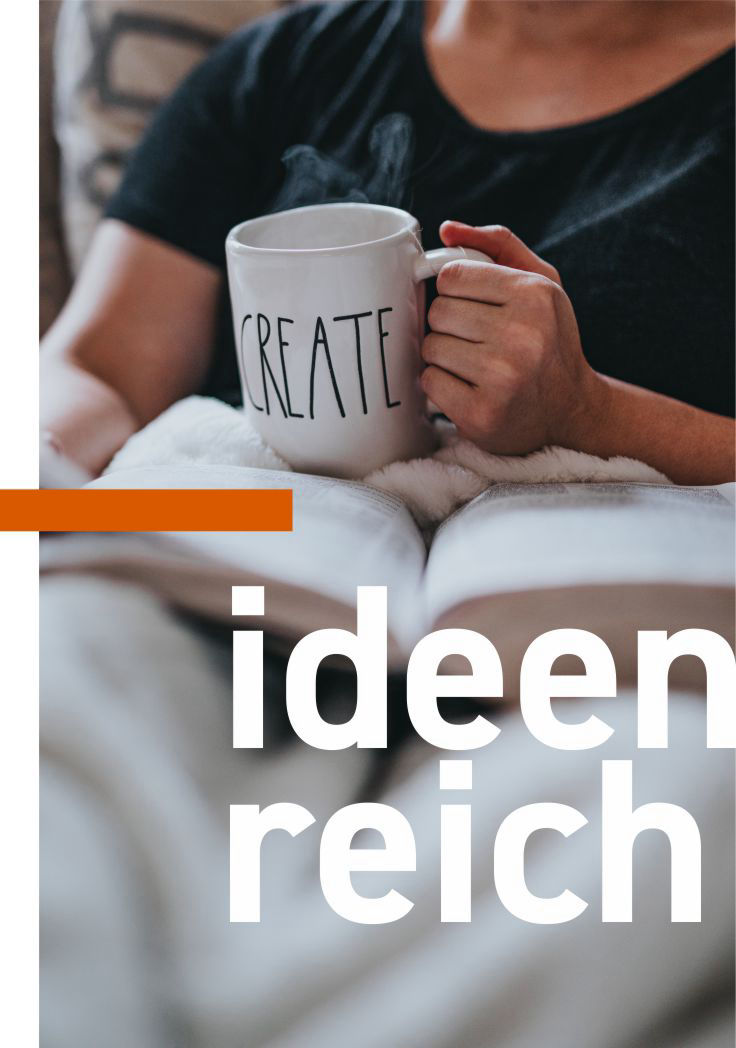 Frau mit Tasse auf der Create steht